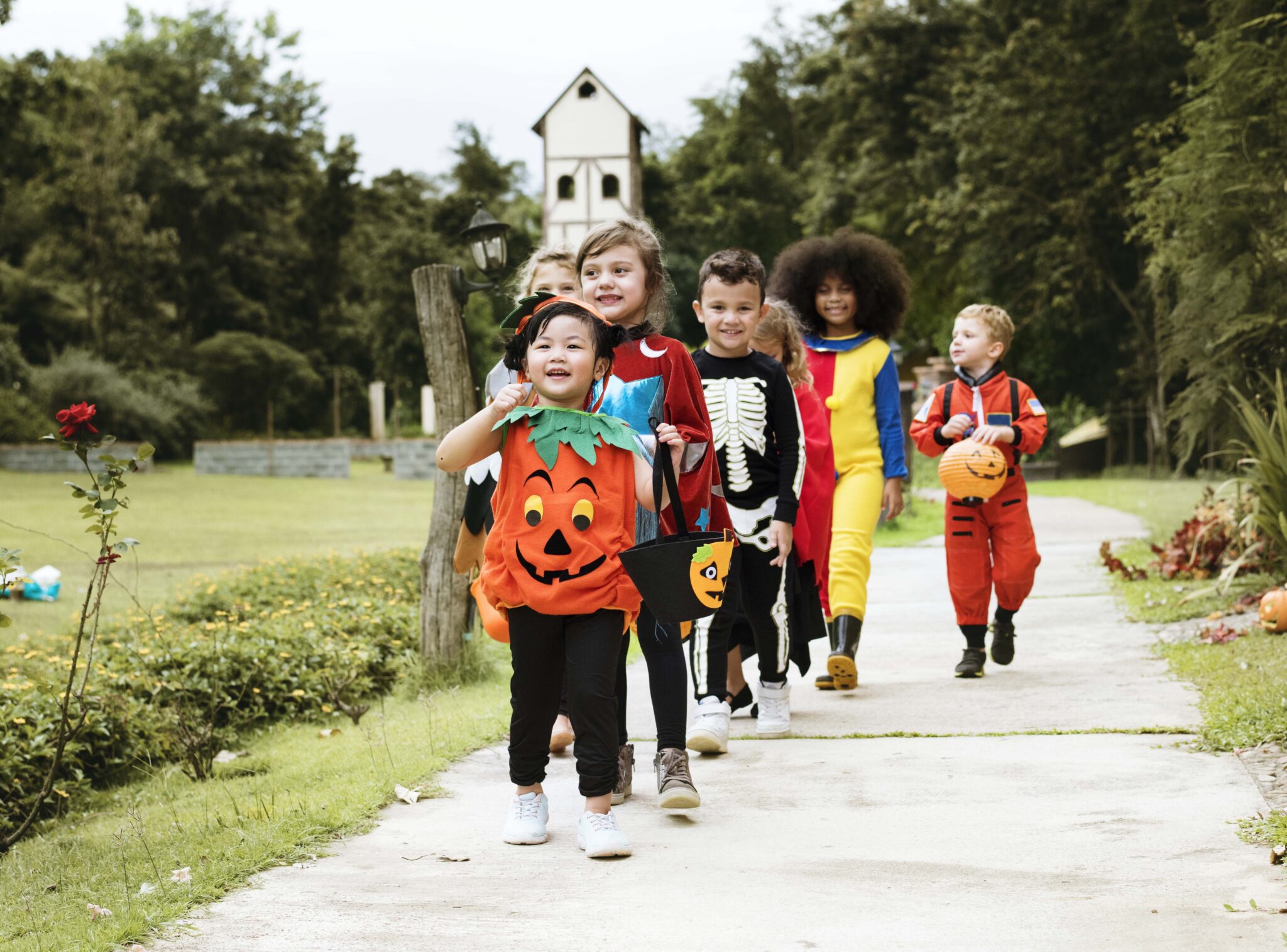 halloween-costume-parade-2048x1515 halloween-costume-parade-2048x1515